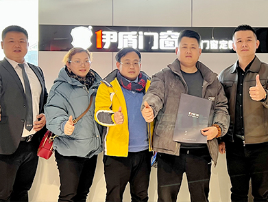 加盟伊盾門窗合影