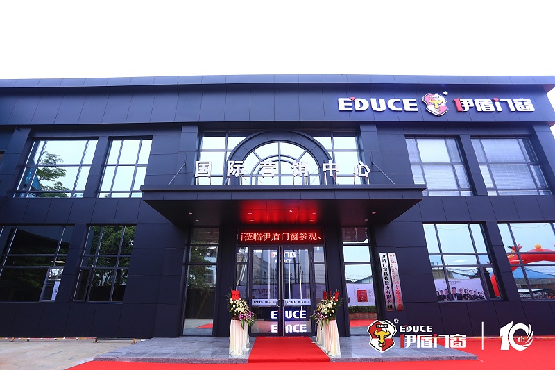 肩負(fù)著“讓生活遠(yuǎn)離噪音，讓家庭擁有安全”企業(yè)使命的伊盾門窗，志在向人們展示一種獨(dú)創(chuàng)的生活意境，為懂得思考人生、注重提高生活質(zhì)量的上流階層提供整套門窗系統(tǒng)解決方案，讓上流階層擁有一個(gè)優(yōu)質(zhì)的家居生活環(huán)境。01 (10)